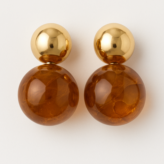 Petites Boucles d’Oreilles Goutte Ambrée – Résine & Alliage